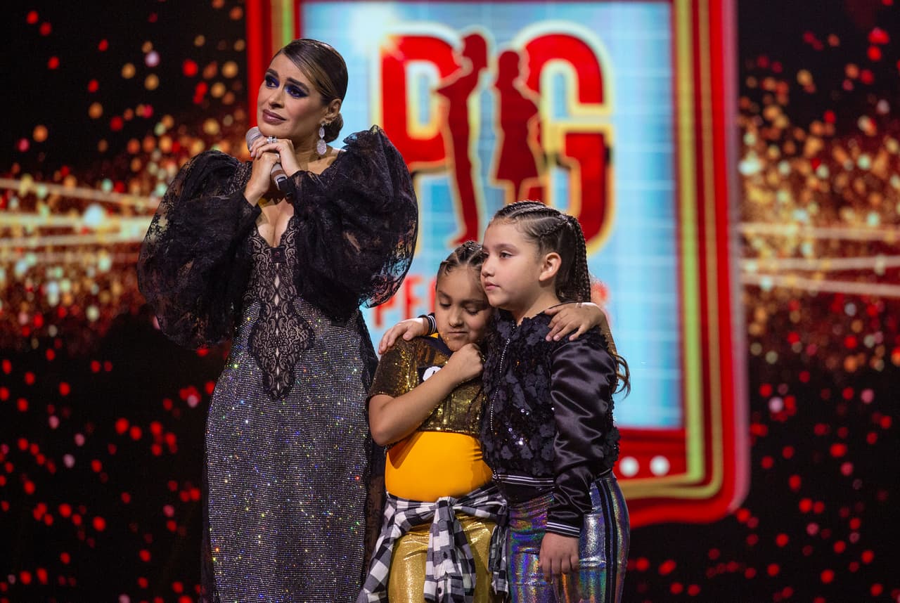 La conductora se notó muy cómoda con la prenda que presumió en la primera gala, tanto que, sin problema, podía agacharse para consolar a los pequeños eliminados, bailar y hasta juguetear con los participantes.