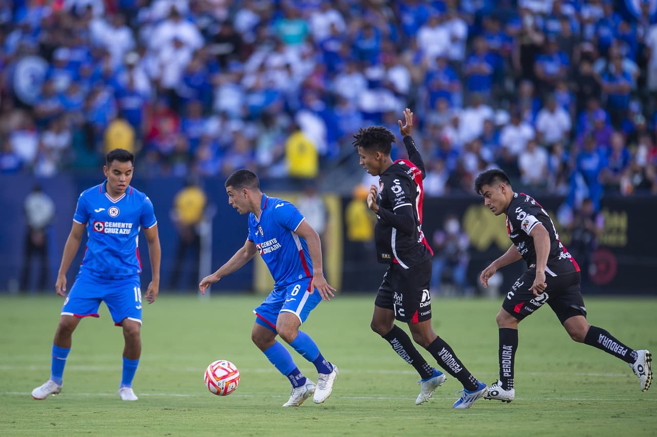 Julián Quiñones pasó de héroe a villano en cuestión de minutos, pues marcó el gol para empatar 2-2 en el tiempo reglamentario, pero voló el último cobro en los penales para darle el triunfo a Cruz Azul.
