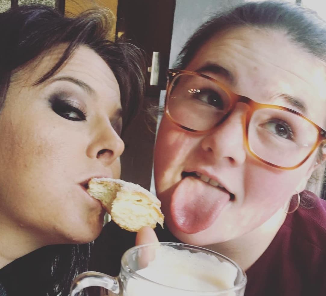 Alix Bauer y su tercera hija Mijal.