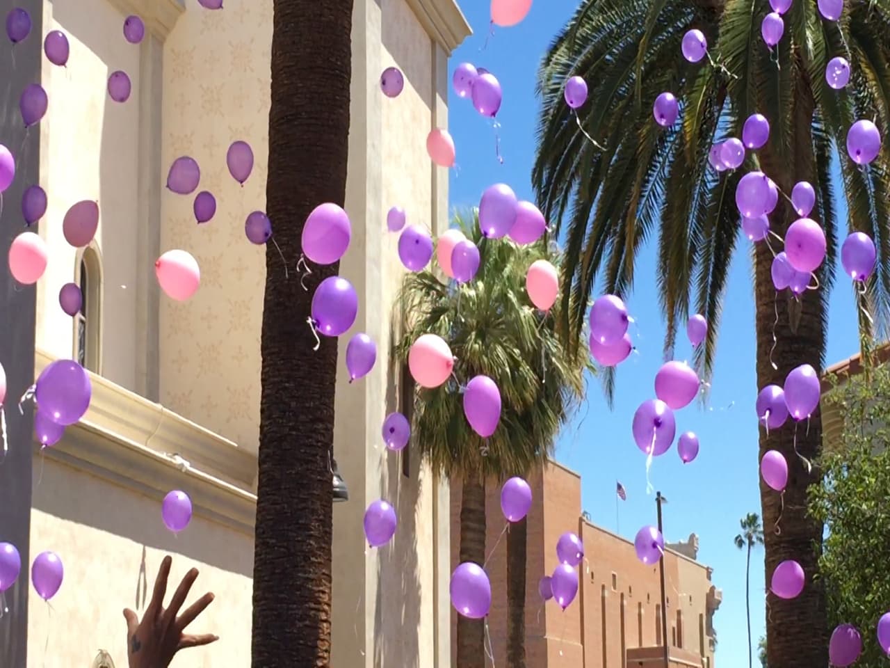 Cientos de globos fueron lanzados al aire en memoria de Isabel.
