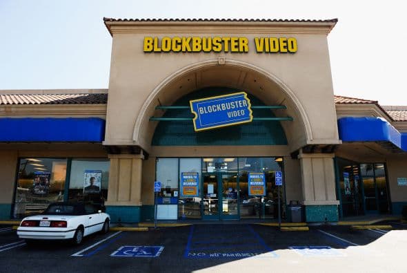 BLOCKBUSTER. El 23 de septiembre se declaró en bancarrota la mayor cadena de renta de videos en el planeta. Esto debido a una deuda de más de $900 millones que venía arrastrando, además de resultar afectada por la nueva tendencia de descarga de películas en Internet, que deja atrás la renta de las mismas.