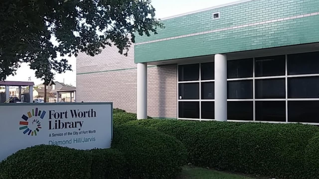 Ofrecen clases de inglés gratis en biblioteca de Fort Worth