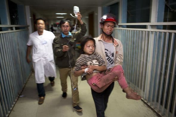 "No tuvimos tiempo para ocuparnos de los cadáveres. Primero hay que ayudar a los supervivientes", explicó Ma Hao, un estudiante que se presentó como voluntario para sacar a los heridos de los edificios que se derrumbaron en Longtoushan.