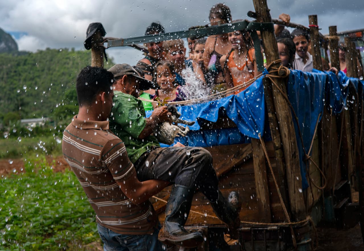 En un vecindario alejado de los centros de recreación, niños y adultos se divierten con la peculiar idea.