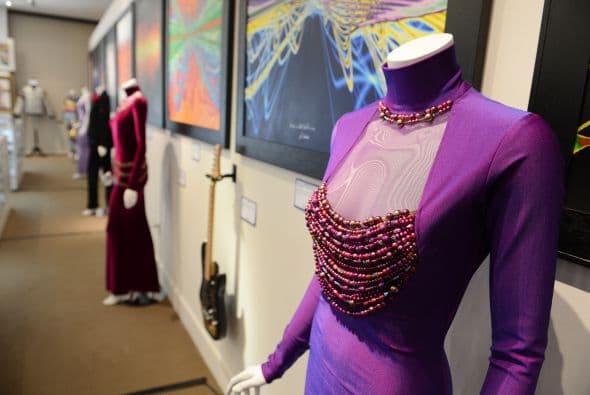 Y aunque no se supo cuál fue el precio final fijado por el martillo, sí se sabe que por este vestido de Whitney Houston se pedía entre $2,000 y $3,000.