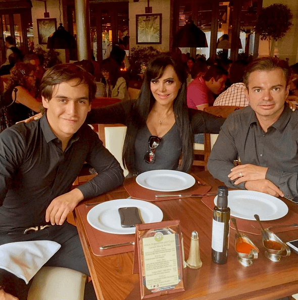 Su esposo lleva muy buena relación con su hijo
<b><a href="http://www.univision.com/temas/julian-figueroa">Julián</a></b>.