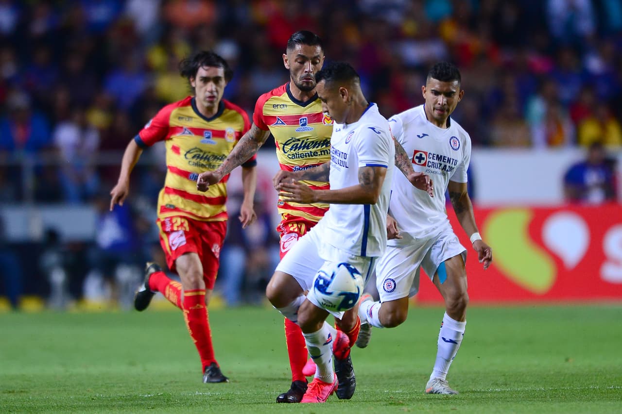 Yoshimar Yotún se adelanta a la jugada y recupera el balón en territorio enemigo.