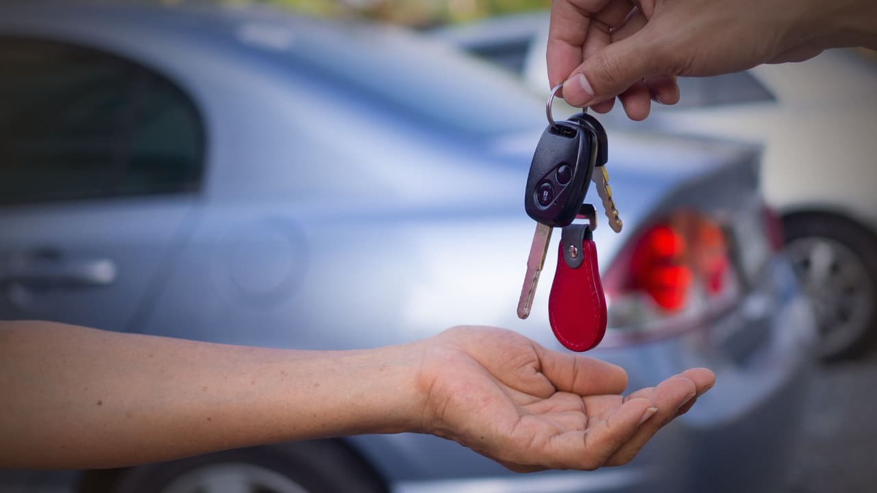 En Estados Unidos, 
<b>muchos concesionarios prometen “aprobación inmediata” a personas con mal crédito o sin Seguro Social</b>. El anzuelo funciona; el costo final, no. Aquí explicamos 
<b>cómo operan esos negocios, qué riesgos asumen los compradores hispanos y qué hacer hoy para proteger el bolsillo</b>, con respaldo de fuentes oficiales como la Comisión Federal de Comercio (FTC), la Oficina de Protección Financiera del Consumidor (CFPB) y estudios de la Reserva Federal.