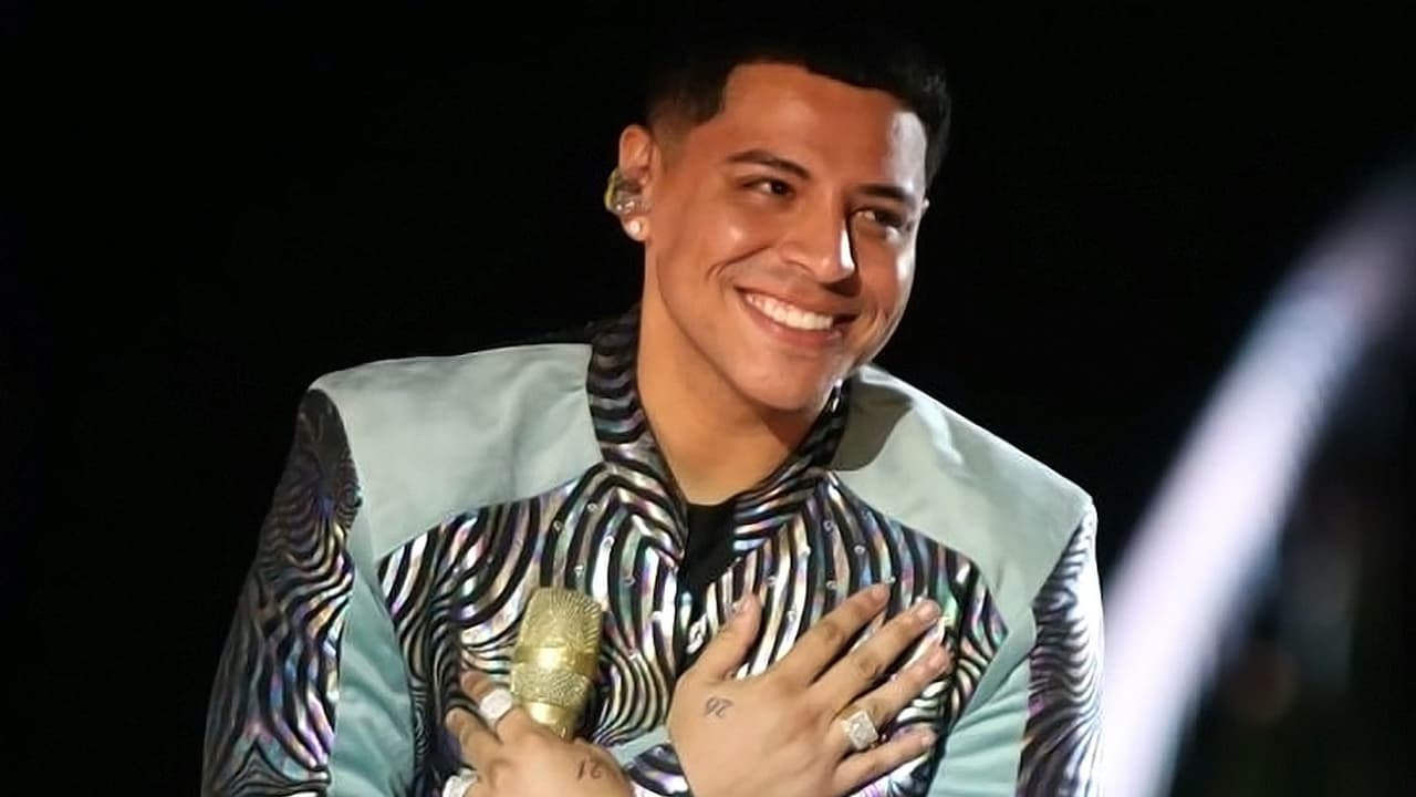 Eduin Caz y Grupo Firme cantan a personas con discapacidad auditiva