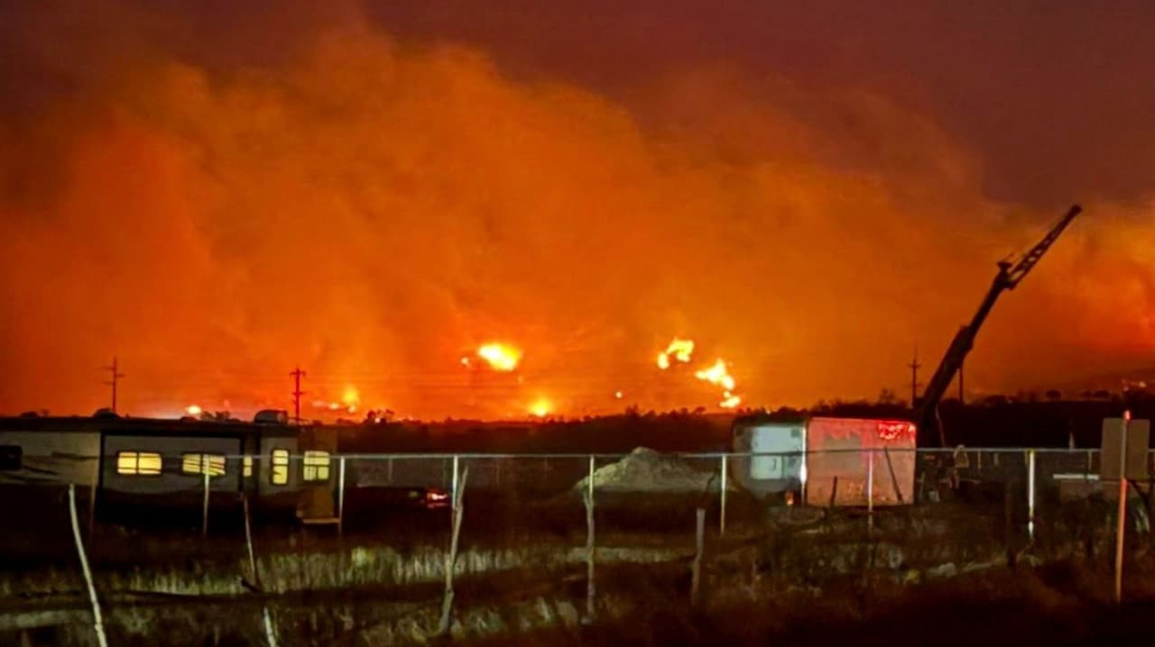 Evacuaciones de casas por incendio forestal causado por actividad humana en el condado Utah