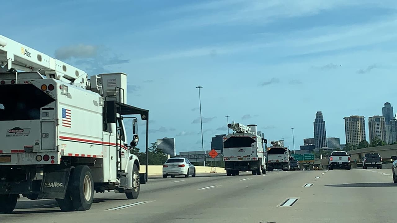 Las autoridades urgen a la comunidad a prepararse para el embate de Laura.