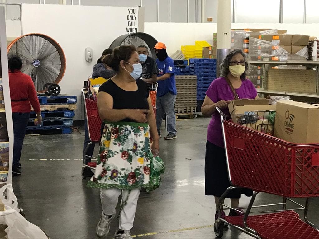 “Esta es una bendición para muchas personas de la comunidad” asegura Yolanda Palomo que vino al centro dos veces por comida y se convirtió en voluntaria.