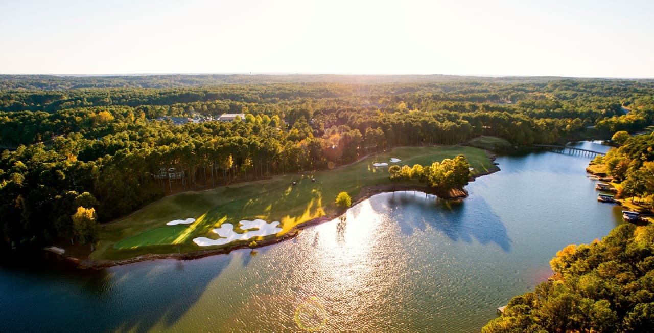 <b><a href="https://www.greenecountyga.gov/654/Lake-Oconee-Area">Lake Oconee</a></b>. El lago Oconee ofrece 19,000 acres de agua y 374 millas de costa. El lago Oconee al atardecer te espera para refrescarte, relajarte y divertirte. Con natación, paseos en bote, pesca, picnic, esquí acuático, wakeboard, remo o simplemente sentarse en la orilla con los dedos de los pies en el agua, el lago Oconee ofrece algo para todos.
<br>
<br>
<b><a href="https://goo.gl/maps/SSreK7VcawSx7T3F7">Cómo llegar</a></b>