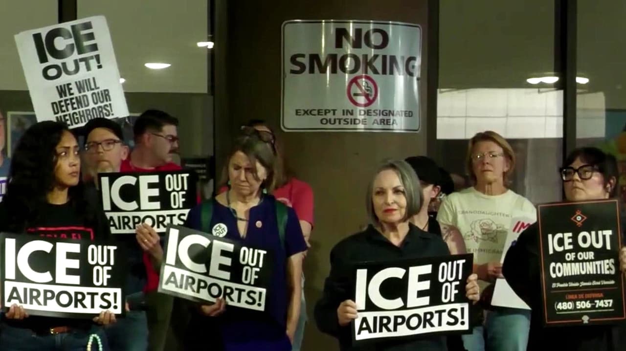 Manifestantes exigen la salida de ICE del aeropuerto Sky Harbor en Phoenix
