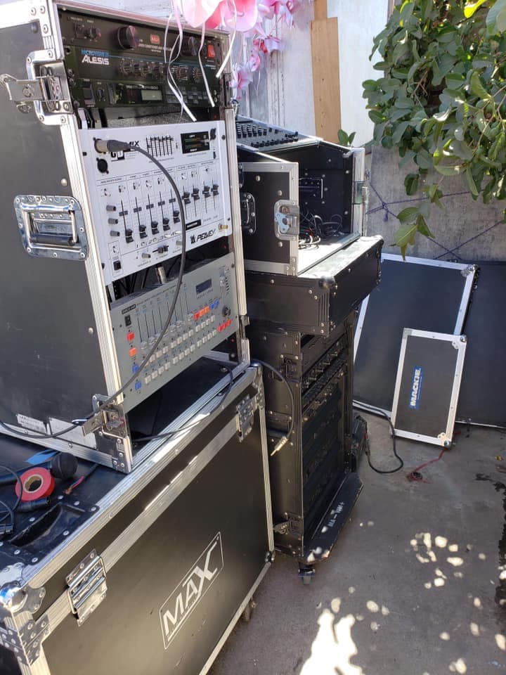 Según el reporte de la policía los sospechosos entraron en la propiedad de los Durango el miércoles 4 de diciembre y violentaron la dirección de una camioneta pickup a fin de abrir paso al camión con los equipos de trabajo.