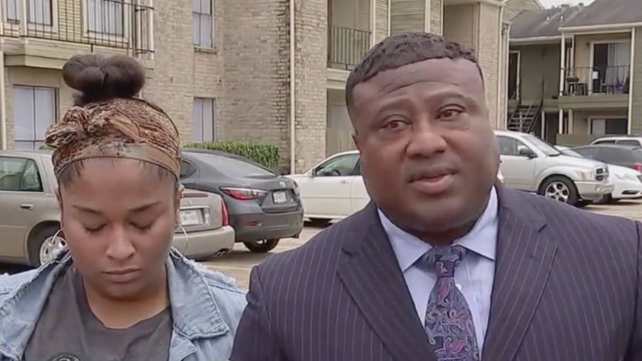 <b>10 de mayo. </b>Tiffany Bowens, madre de Maleah Davis, junto con el activista Quanell X hacen 
<a href="https://www.univision.com/local/houston-kxln/madre-de-la-pequena-maleah-davis-asegura-que-el-padrastro-abusaba-de-la-menor-video">explosivas denuncias</a> contra Derion Vence. Lo señalan de presunto abuso físico a la menor y entregan un video a medios locales en el que se ve al sujeto salir de su apartamento con una canasta de ropa en la que llevaba una bolsa negra con algo adentro y una botella de cloro.