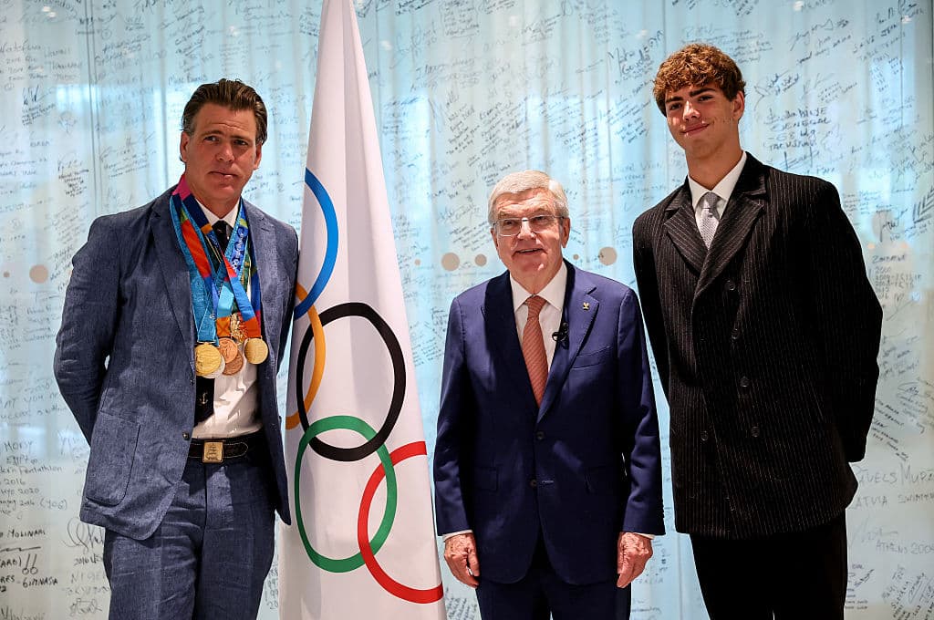 Gary Hall Jr. contó en esta ceremonia con el apoyo de su hijo Charles, quien se sumó a esta foto oficial junto a Thomas Bach, presidente del Comité Olímpico Internacional.