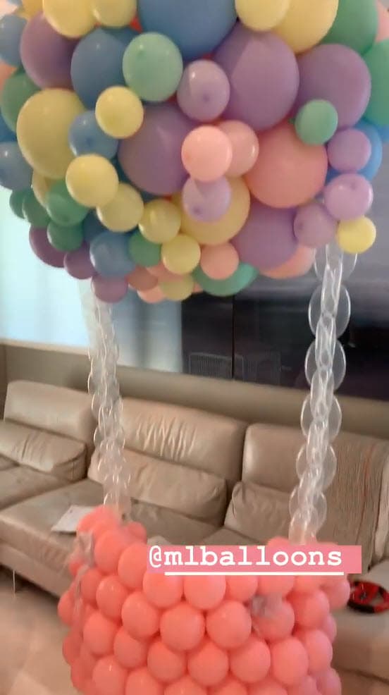 "Yo quise hacerle algo especial a Carlota porque está cumpliendo 10 años, 
<b>para ella era muy importante y se siente ya grande</b>. Quería estar con sus amigos, pero en vista de que no puede estar con sus amigos le hice algo muy especial y quiero mostrárselos".
<br>