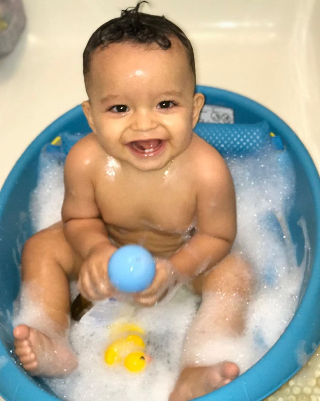 En esta foto vemos a Gael unas horas antes de su fiesta de cumpleaños. Más tarde estaría feliz por ver lo que su mamá había preparado para su primer cumpleaños.
<br>