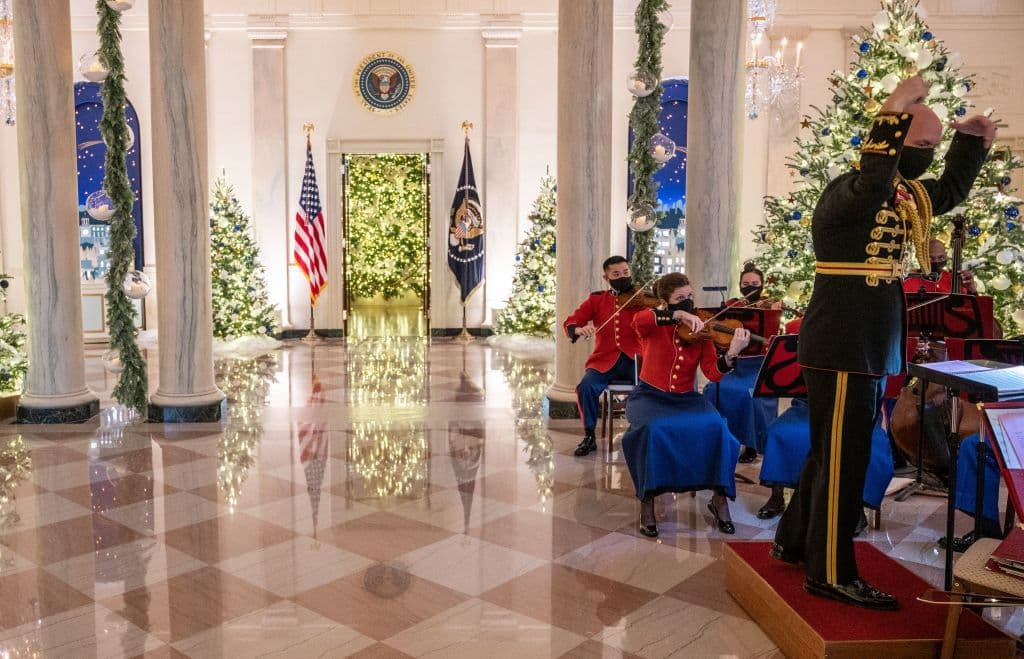 Miembros de la banda de los Marines de Estados Unidos tocan música en el Grand Foyer.