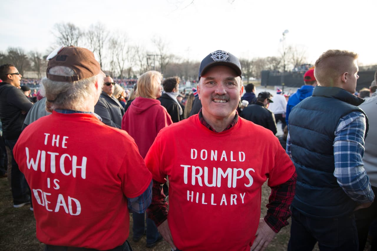 Dos hombres de Nueva York que no puedieron evitar acordarse de Hillary Clinton: "la bruja está muerta", decía su camiseta.