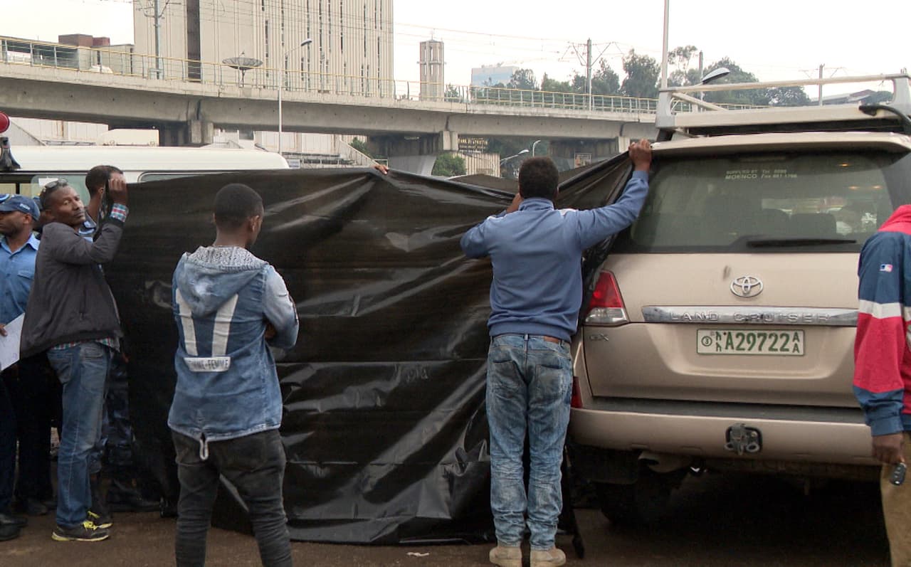 En esta foto del 26 de julio, los investigadores etíopes cubren el cuerpo de Simegnew Bekele luego de haber sido encontrado.