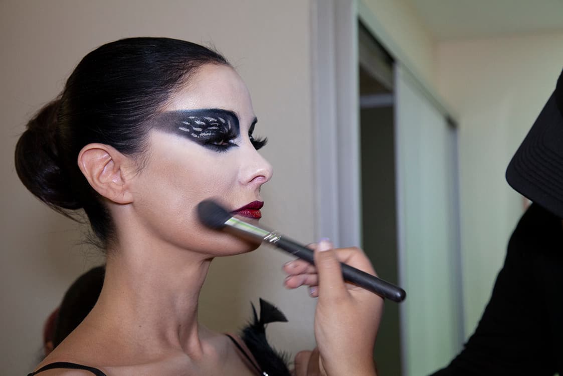 La Miss Universo se presentó ante las pantallas usando el maquillaje y el vestuario que llevó Natalie Portman en la cinta 'El Cisne Negro'.