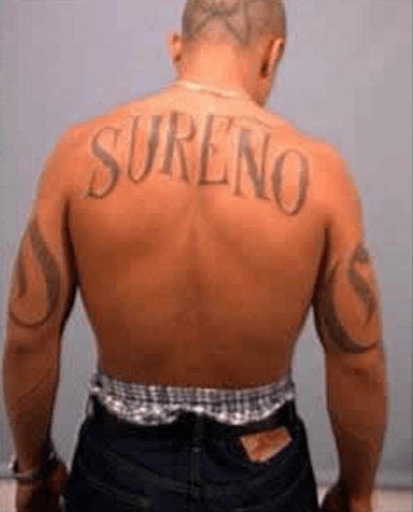 6. Varios grupos en Texas usan el nombre 
<b>Sureños</b>, aunque no todos estén vinculados con la Mafia Mexicana de California, conocida como la M, según el informe del estado. Sus integrantes usan el número 13 en honor a ella. Las autoridades esperaban que siguiera creciendo en Texas.