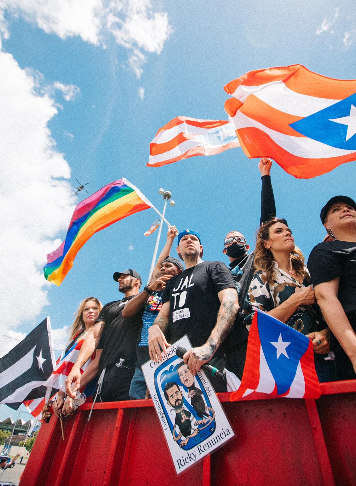 Desde la izquierda, Ednita Nazario, 
<b><a href="https://www.univision.com/shows/primer-impacto/ricky-martin-kany-garcia-y-residente-algunos-de-los-artistas-que-reaccionaron-a-la-renuncia-de-ricardo-rossello-video">Ricky Martin</a></b>, Félix 'Tito' Trinidad, 
<b>Residente</b>, Bad Bunny, 
<b>Kany García</b> y Olga Tañón, unidos en un solo sentir.