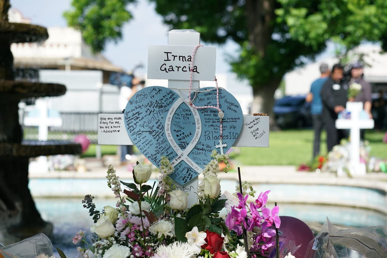 <b>"Dale un abrazo a mi mamá de mi parte. Tú eres una heroína"</b>, escribió Adalynn, hija de 
<a href="https://www.univision.com/local/san-antonio-kwex/joe-garcia-esposo-irma-garcia-muertes-tiroteo-uvalde?23?23" target="_blank">Irma García</a>, una de las dos maestras que murió.