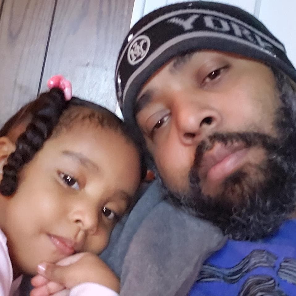 Padre de la niña de 3 años encontrada calcinada dentro de vehículo ha sido acusado de asesinato 