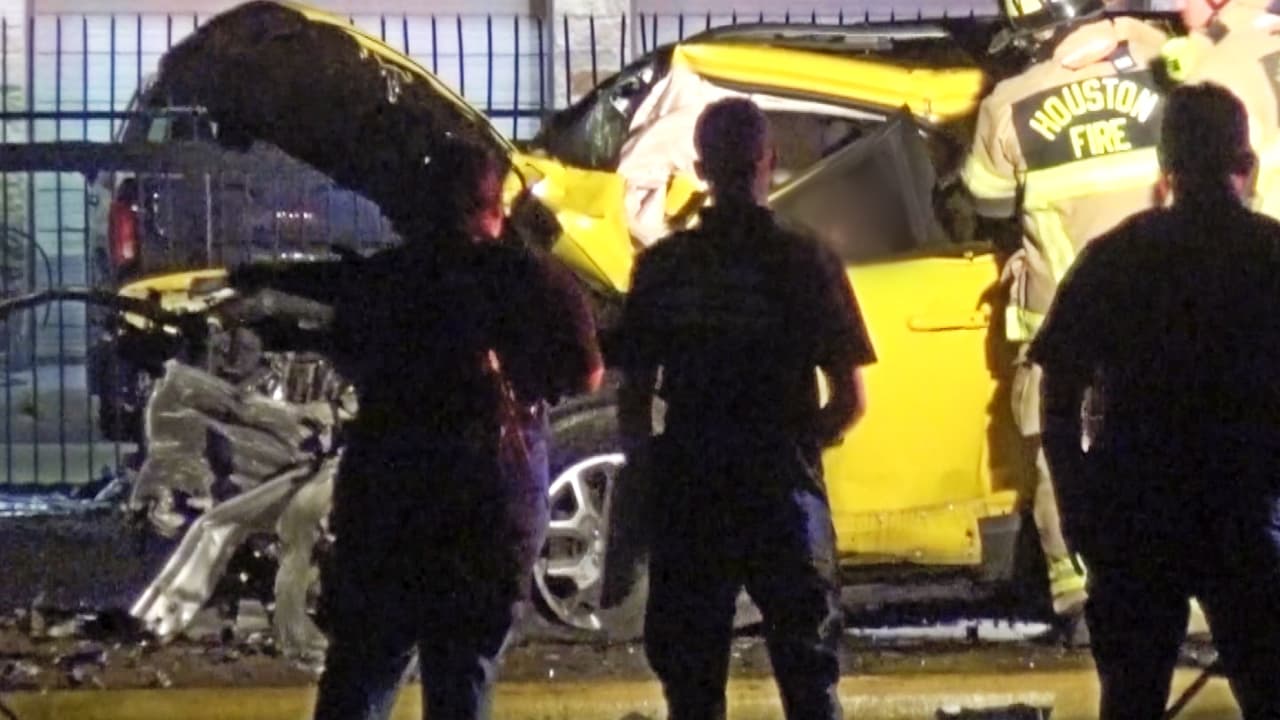 Choque frontal al oeste de Houston mata un conductor y deja un chico de 15 años en cuidado crítico