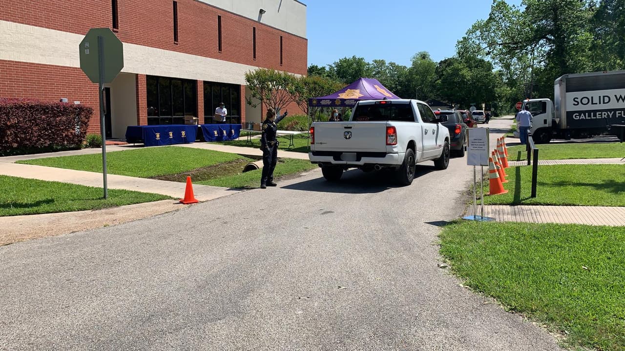 Los funcionarios eligieron esa zona porque muchos de los residentes no tienen acceso a este equipo de protección contra el coronavirus.