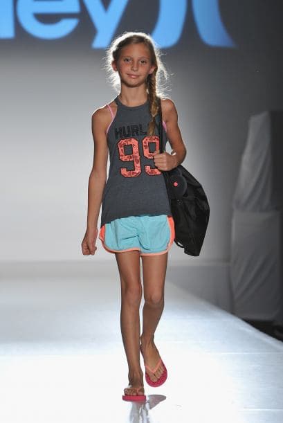 Mira qué bonita lució esta modelo sobre la pasarela de Nike/Levi’s Kids primavera 2015.