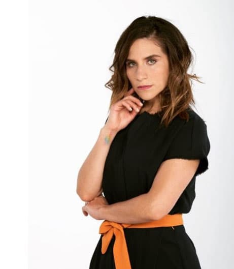 Basta con ver el gesto de Gina Castellanos, actriz y esposa de Oscar Schwebel, para notar que pondrá a temblar a los alumnos con su estricta personalidad. A Gina la veremos interpretando a Victoria.