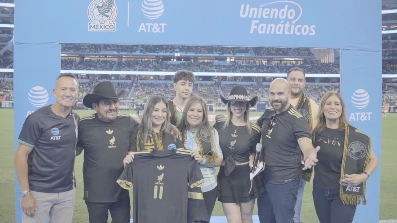 Norma y Yesenia posan junto al elenco del programa de radio El Bueno, La Mala y El Feo y algunos familiares, en el campo del AT&T Stadium.