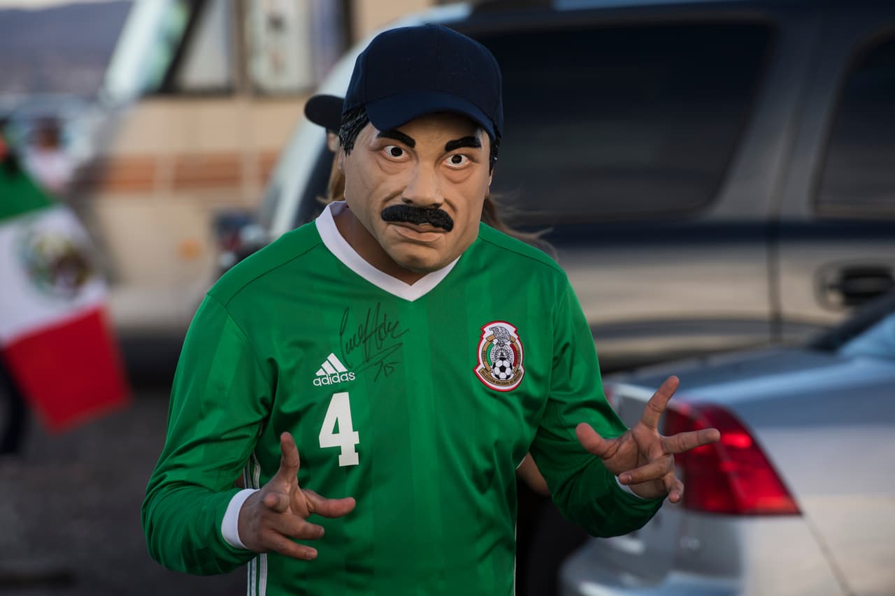 Los fanáticos mexicanos prendieron la fiesta en Las Vegas en medio del amistoso contra Islandia. Disfraces, colorido, amigos, familias, bellas mujeres y hasta música fueron parte del colorido de los presentes. Ni 'El Chapo' se perdió el partido.