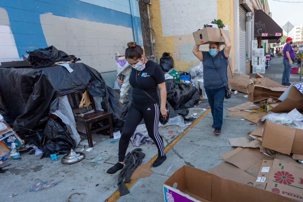 Asaltos, robos y hasta incendios relacionados con indigentes preocupan a comunidades en Los Ángeles
