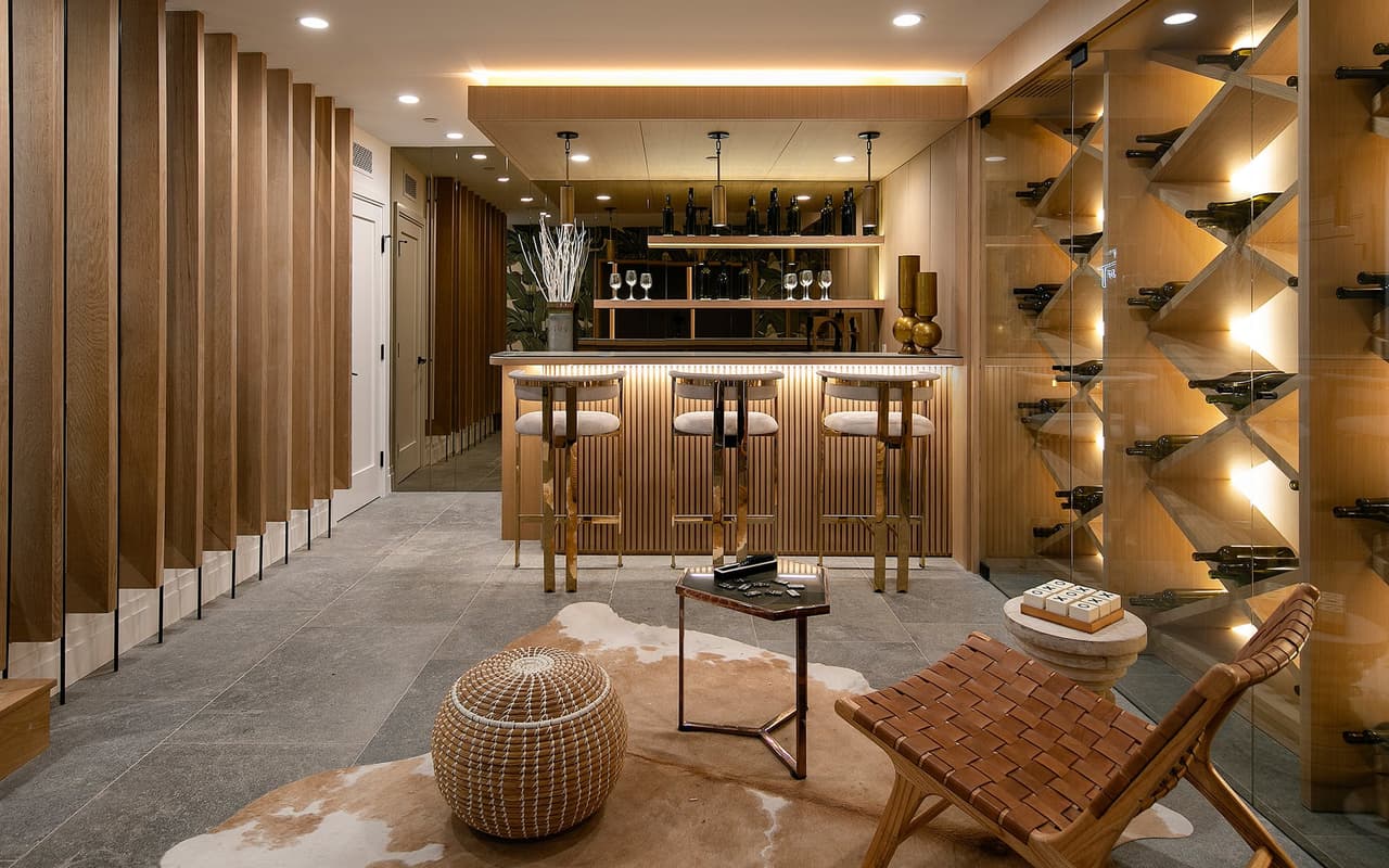 En la planta baja hay un bar, una bodega y un mini cine.