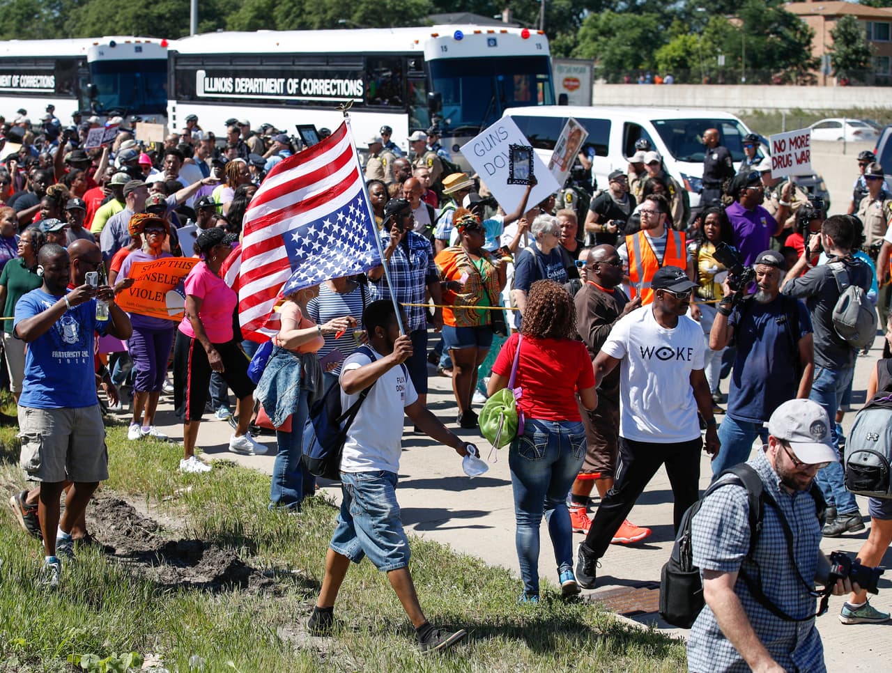 Más de 2,000 personas participaron en esta protesta, según calculos de medios locales.