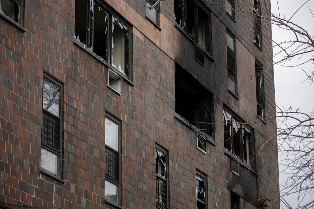El incendio de un edificio de apartamentos en Nueva York, en el que murieron 17 personas y decenas resultaron heridas, fue uno de los más mortíferos de la historia de la ciudad.