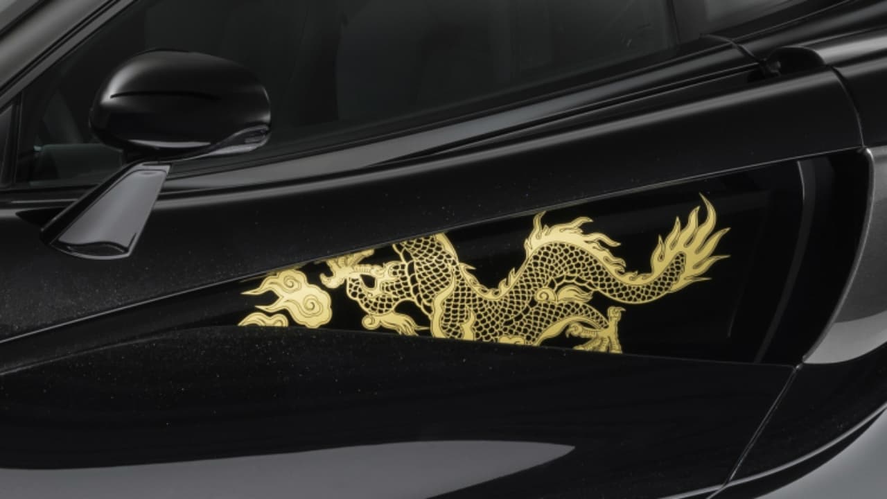 El dragón dorado ubicado en la parte superior de ambas puertas, 
<b>fue pintado a mano. </b>