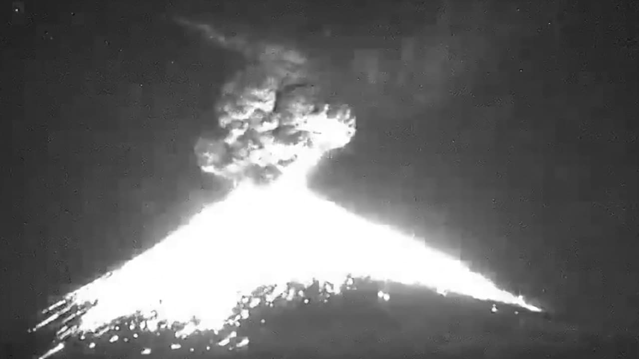 Volcán Popocatépelt explota y lanza una fumarola de más de 9,800 pies de altura