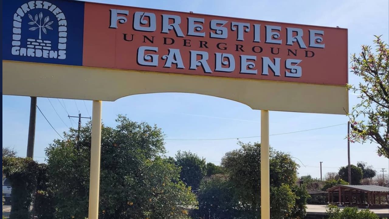 <b>Para conocer la fascinante historia del italiano, de los jardines y de esta casa construida en el subsuelo de Fresno, debes pagar una tarifa de $21.</b> El trayecto por los túneles dura una hora y se trata de una visita guiada, donde una persona irá contando la historia del lugar.