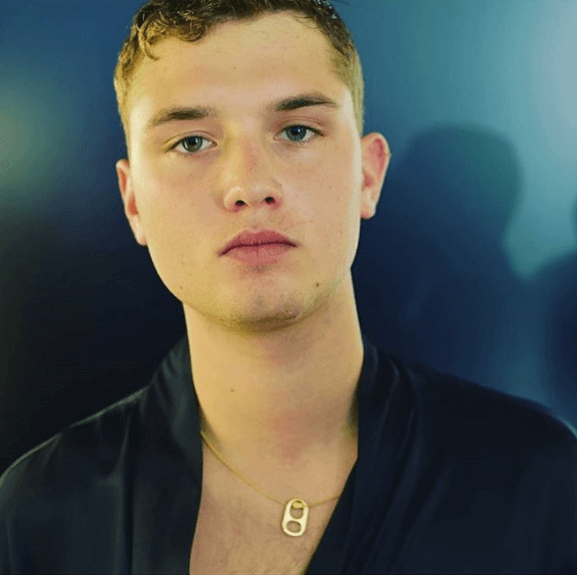 Rafferty podría aparentar ser Jud Law, pero hace 20 años debido al increíble parecido que tiene con su talentoso padre.