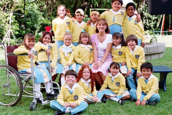 En 2002, Andrea Legarreta tuvo su primer papel protagónico en la telenovela 'Vivan los niños'.