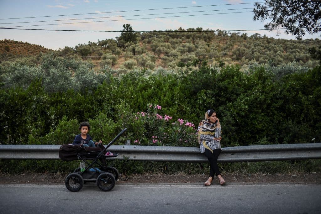 En 2022 el refugio se ha asociado a las personas que huyen de la guerra en Ucrania, pero lo cierto es que los conflictos y la violencia siguen forzando el desplazamiento de personas de numerosos países como 
<b>Mali, Siria, Yemen, Burkina Faso, Myanmar, Honduras, Afganistán, RD Congo, Etiopía, Nigeria, El Salvador o Guatemala.</b> En la fotografía, refugiados del campo de Moria, en la isla griega de Lesbos.