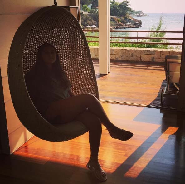 Mía disfrutó del océano desde la ventana de su hotel.