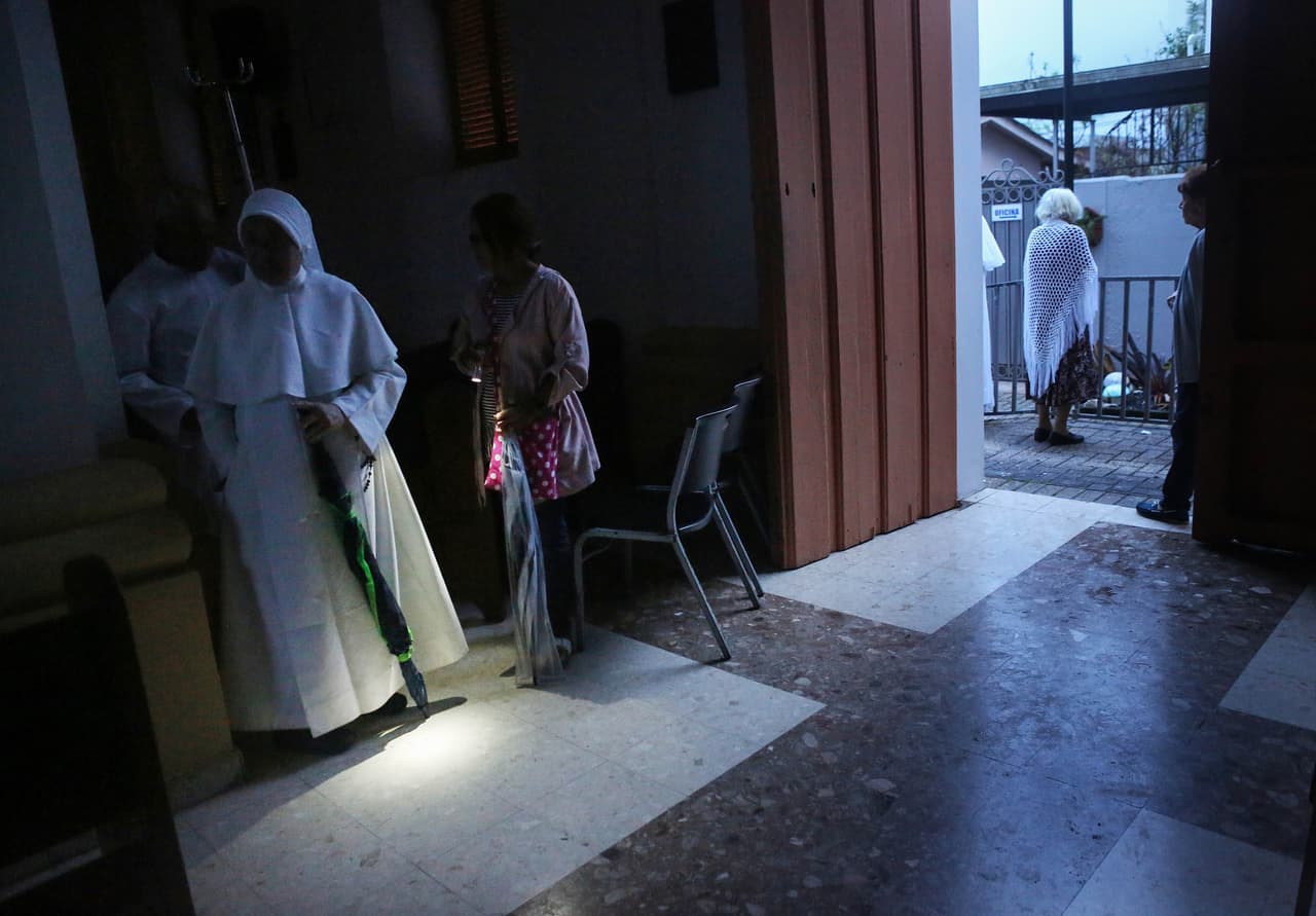 El interior de una iglesia católica sin luz eléctrica en Albonito, Puerto Rico, tres semanas después del paso de María.