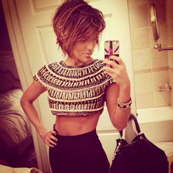 ¿Qué tal este corte con mechas claras?